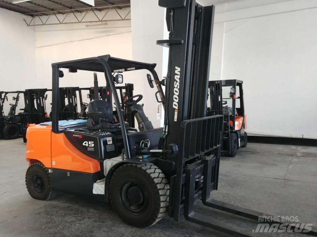 Doosan D45 SC-5 Tehnika ar dīzeļa dzinēju