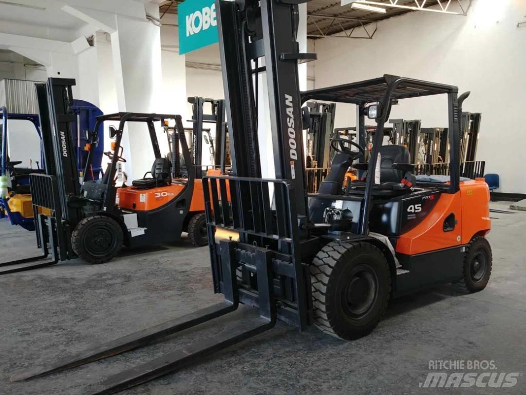 Doosan D45 SC-5 Tehnika ar dīzeļa dzinēju
