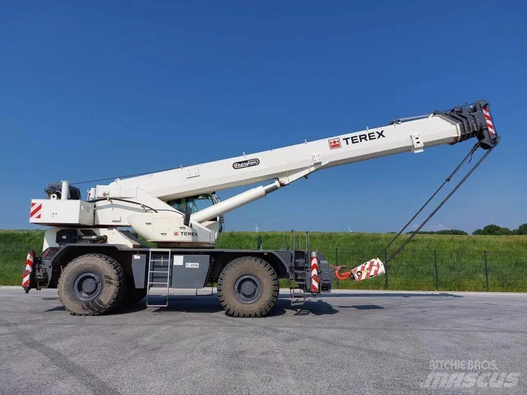 Terex RT90 Celtņi nelīdzenām virsmām