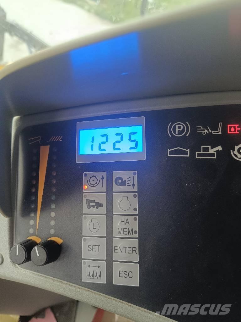 New Holland TC 5050 Ražas novākšanas kombaini