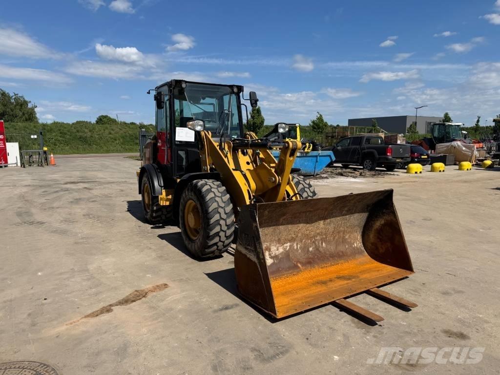 CAT 906M Iekrāvēji uz riteņiem