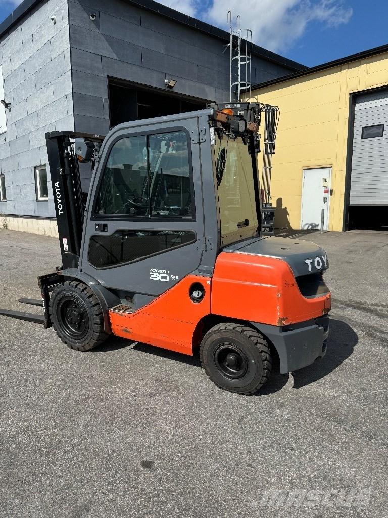 Toyota 02-8FDF30 Tehnika ar dīzeļa dzinēju