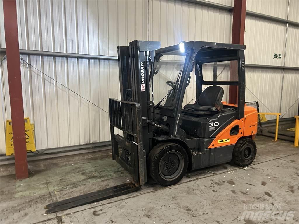 Doosan D30S-5 Tehnika ar dīzeļa dzinēju