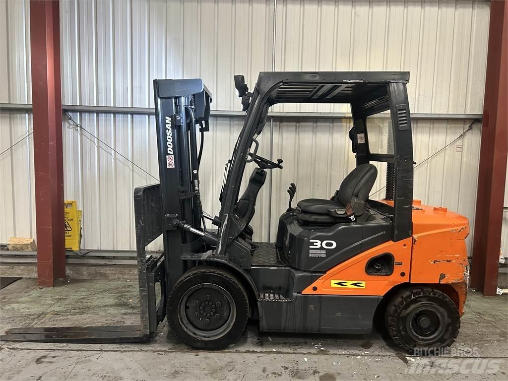 Doosan D30S-5 Tehnika ar dīzeļa dzinēju