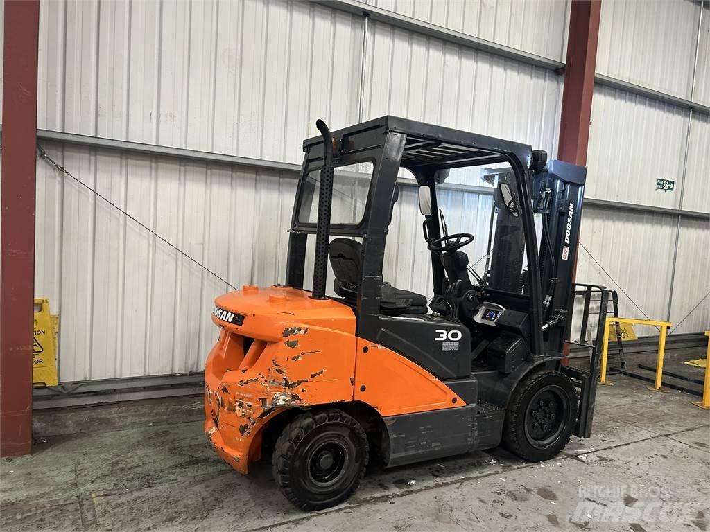 Doosan D30S-5 Tehnika ar dīzeļa dzinēju
