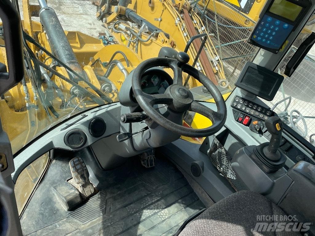 CAT 926M Iekrāvēji uz riteņiem