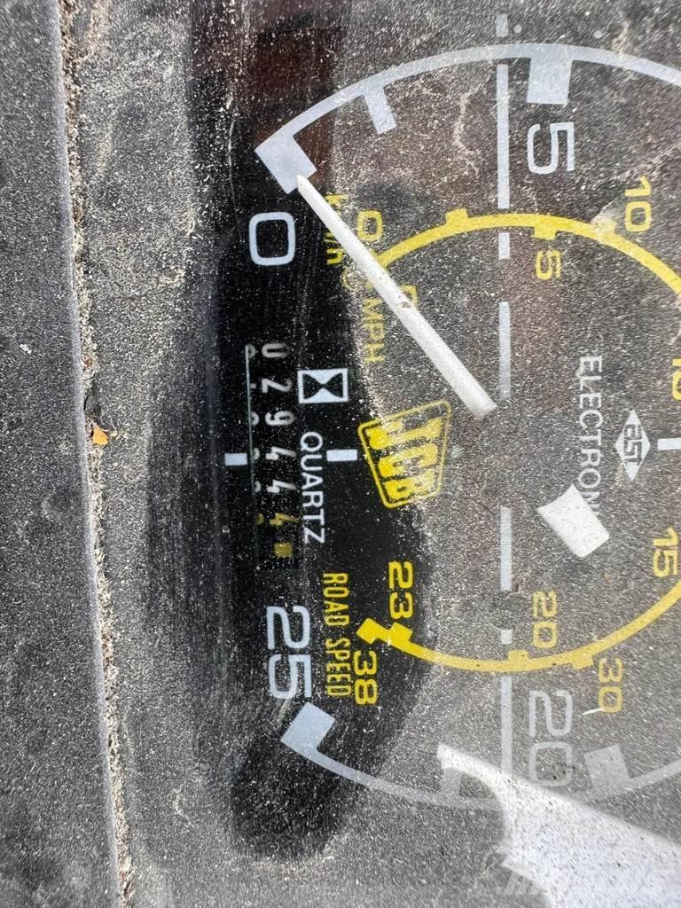 JCB 3CX 4x4 Ekskavatori-iekrāvēji