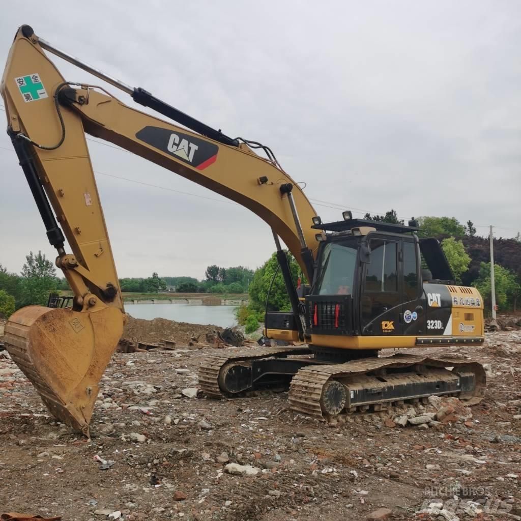 CAT 323DL Kāpurķēžu ekskavatori
