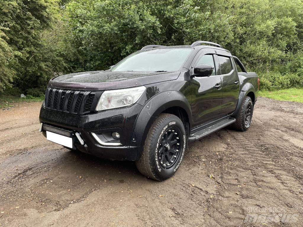 Nissan Navara Vieglais kravas automobilis/izkraušana no sāniem