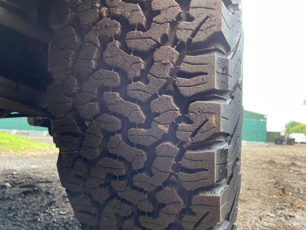 Nissan Navara Vieglais kravas automobilis/izkraušana no sāniem
