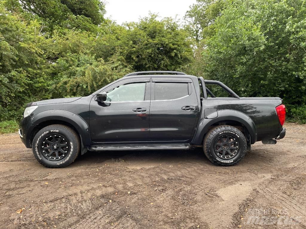 Nissan Navara Vieglais kravas automobilis/izkraušana no sāniem