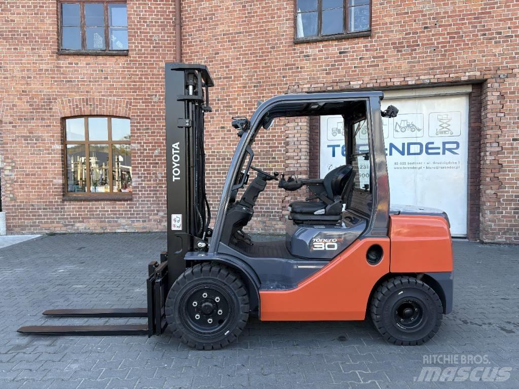Toyota 06-8FDF30 Tehnika ar dīzeļa dzinēju