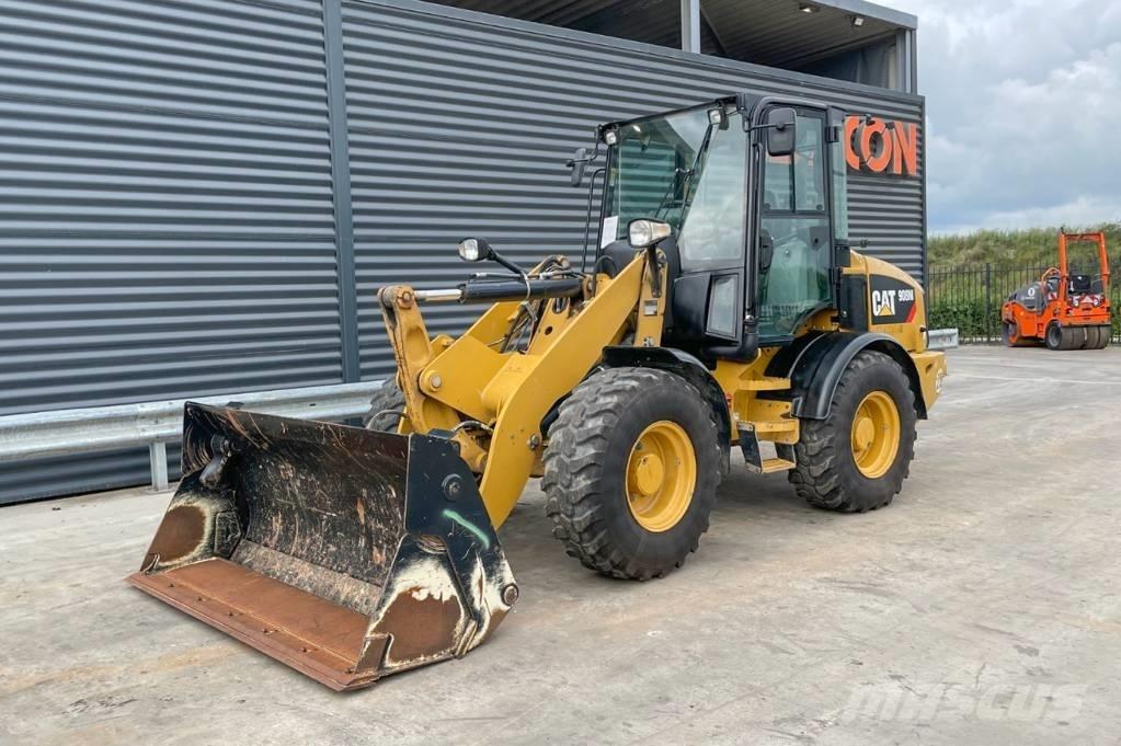 CAT 908M Iekrāvēji uz riteņiem