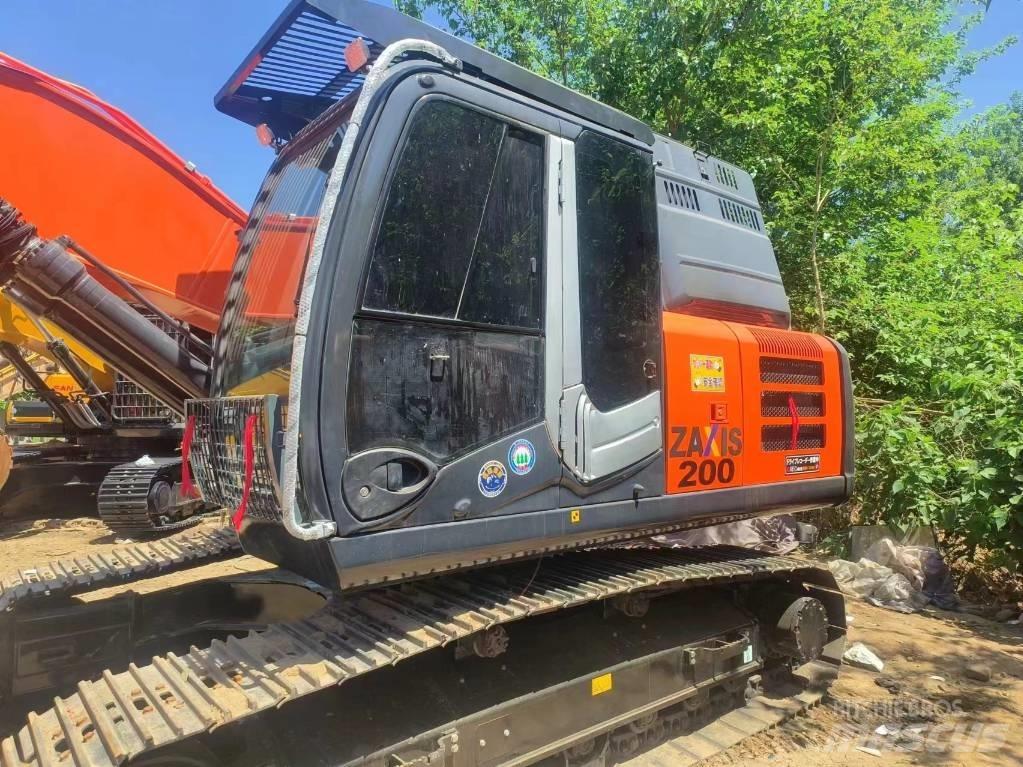 Hitachi EX200-3 Kāpurķēžu ekskavatori