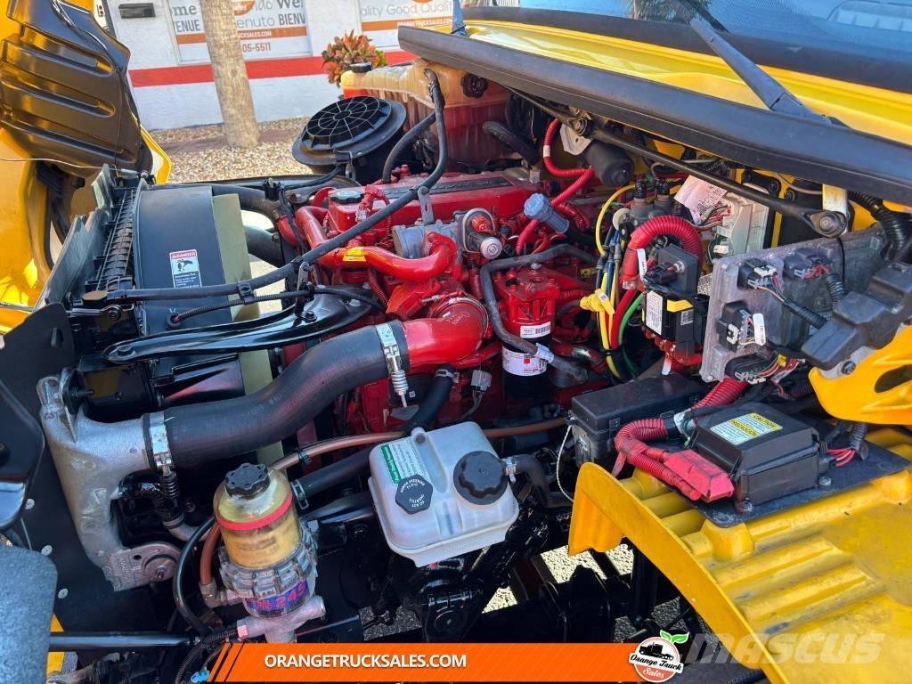 Freightliner M2 Furgons