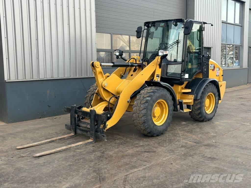 CAT 908 Iekrāvēji uz riteņiem