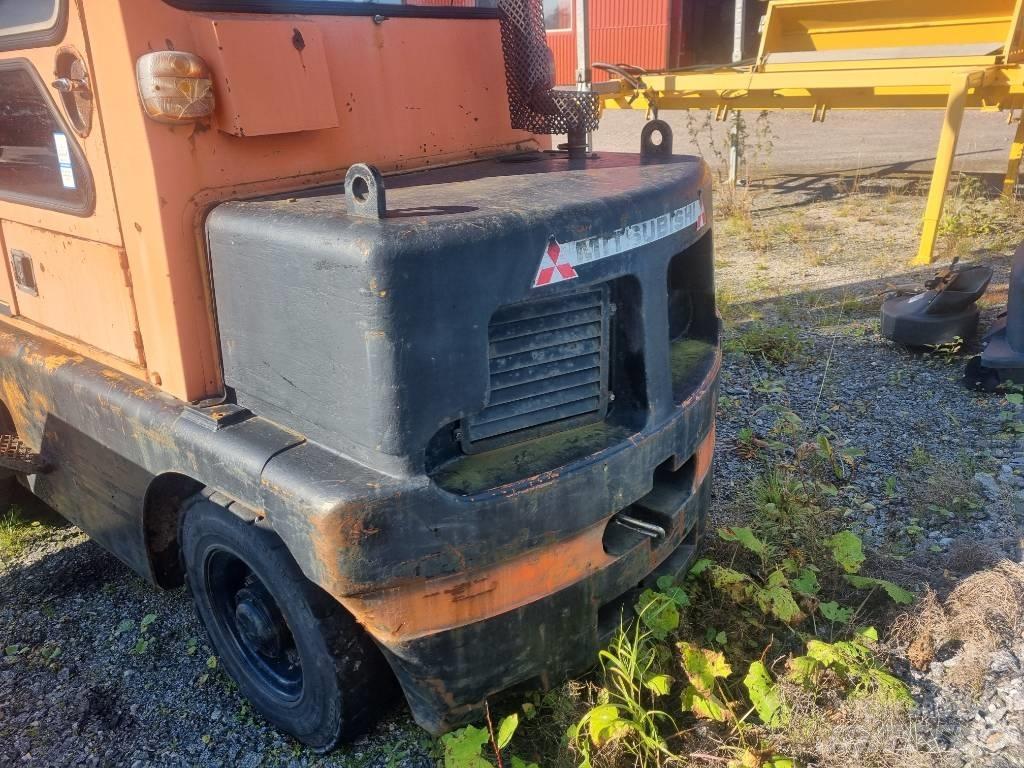 Mitsubishi FD 40 Tehnika ar dīzeļa dzinēju