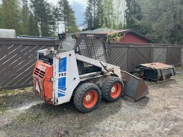 Bobcat 743 Lietoti riteņu kompaktiekrāvēji