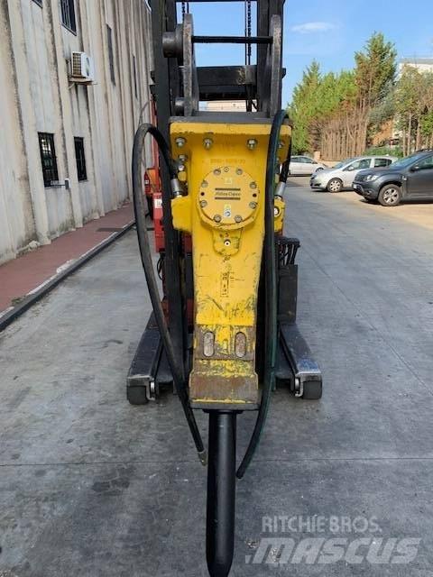 Atlas Copco SB 702 Āmuri/Drupinātāji