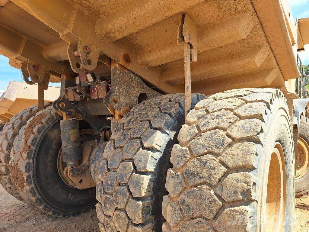 Komatsu HD605-7EO Karjeras kravas automašīnas