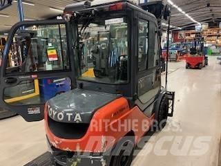Toyota 02-8 FDJF 35 Tehnika ar dīzeļa dzinēju