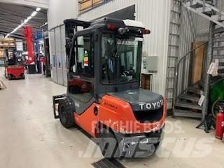 Toyota 02-8 FDJF 35 Tehnika ar dīzeļa dzinēju