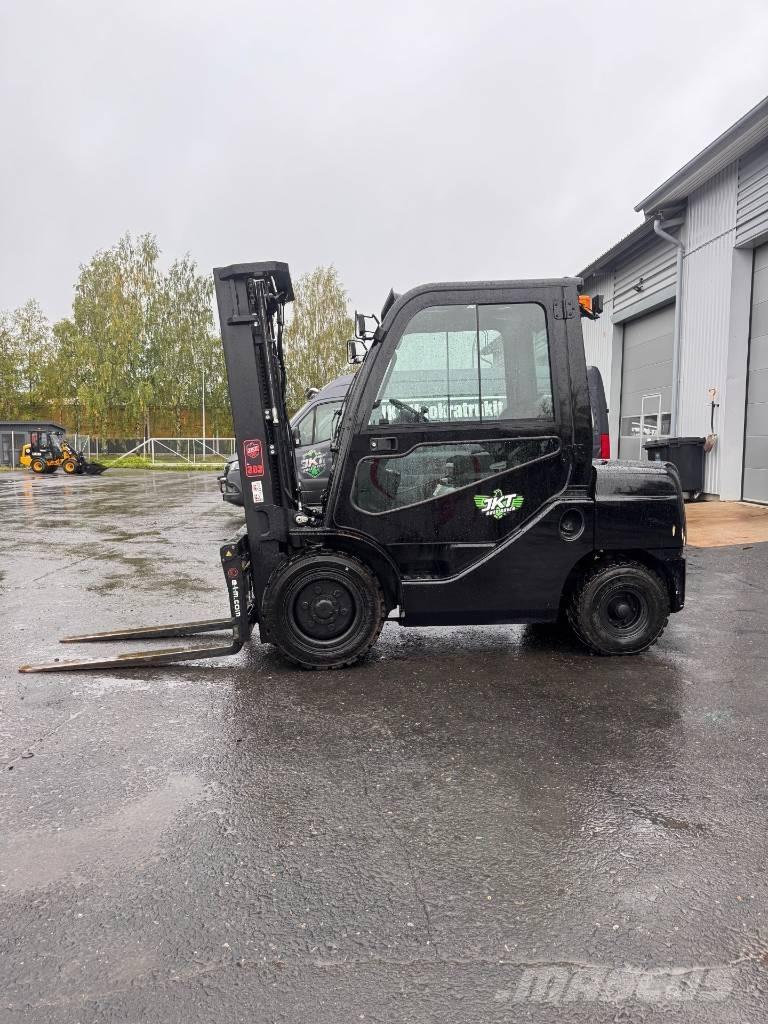 Toyota 02-8 FDF 30 Tehnika ar dīzeļa dzinēju
