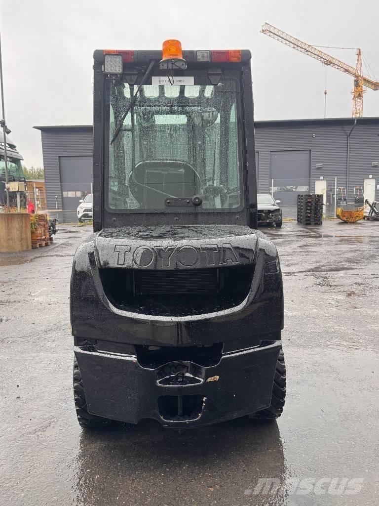 Toyota 02-8 FDF 30 Tehnika ar dīzeļa dzinēju