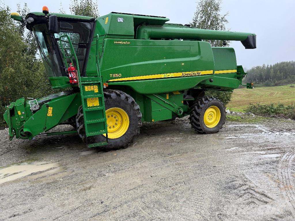 John Deere T550 Ražas novākšanas kombaini