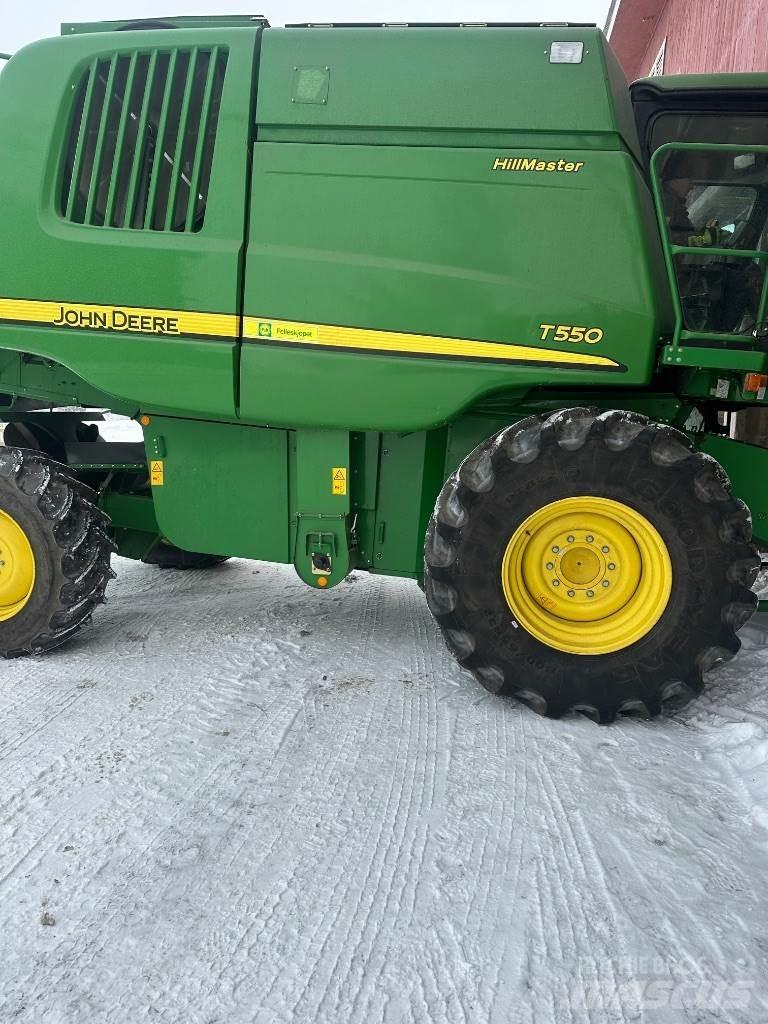 John Deere T550 Ražas novākšanas kombaini