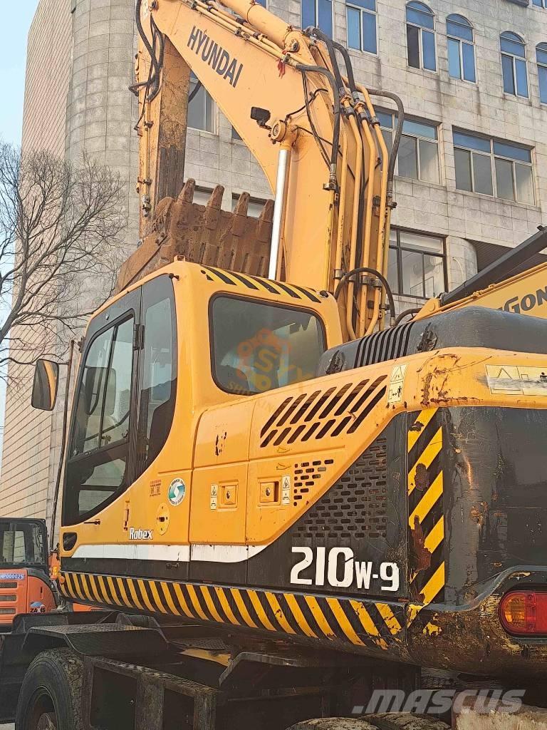 Hyundai R210W-9 Ekskavatori uz riteņiem