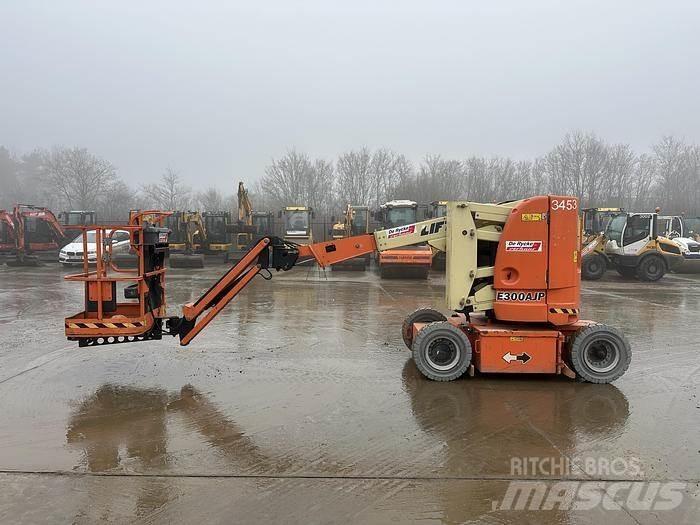 JLG E300AJP Citi pacēlāji un platformas