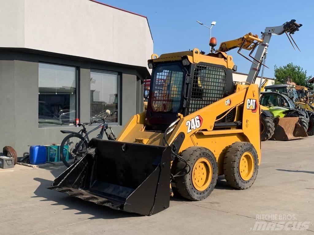 CAT 246 Lietoti riteņu kompaktiekrāvēji