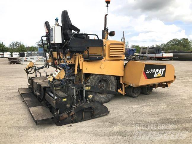 CAT AP 300 Asfalta klājēji