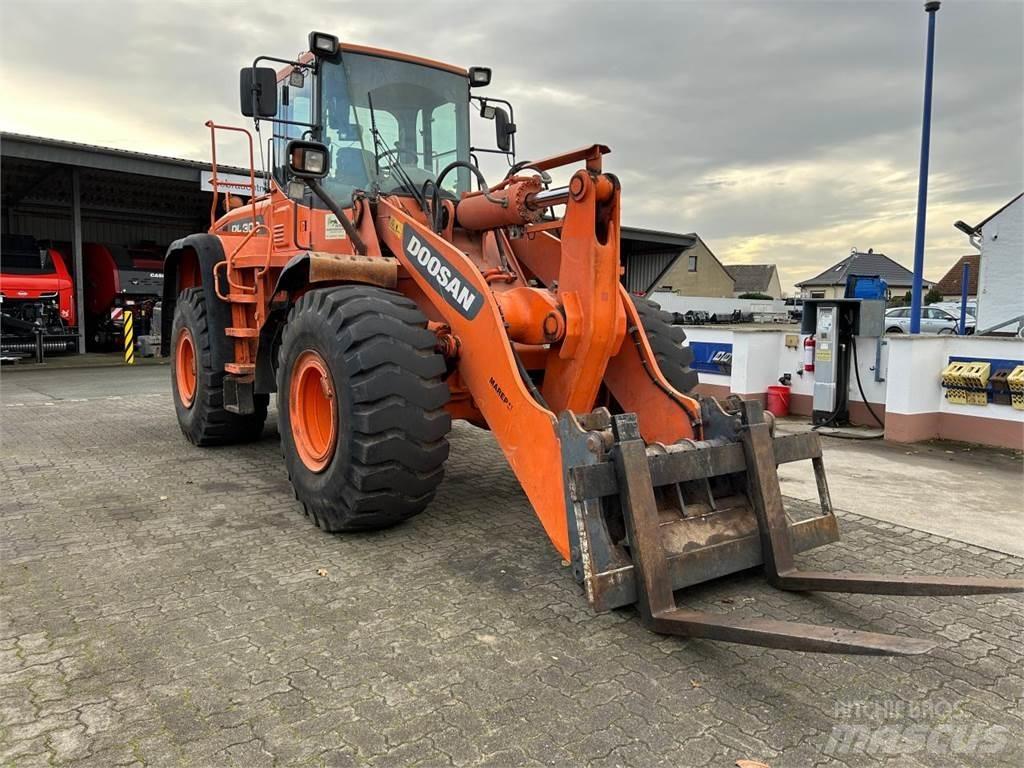 Doosan DL 300 Iekrāvēji uz riteņiem