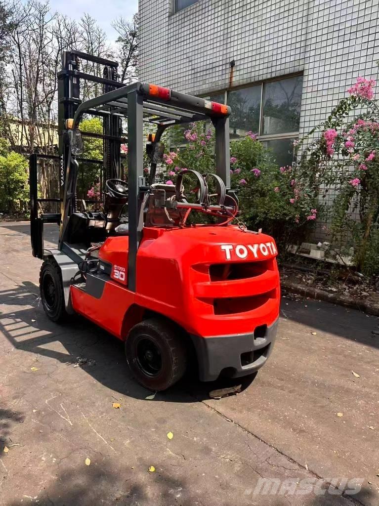 Toyota FD 30 Tehnika ar dīzeļa dzinēju