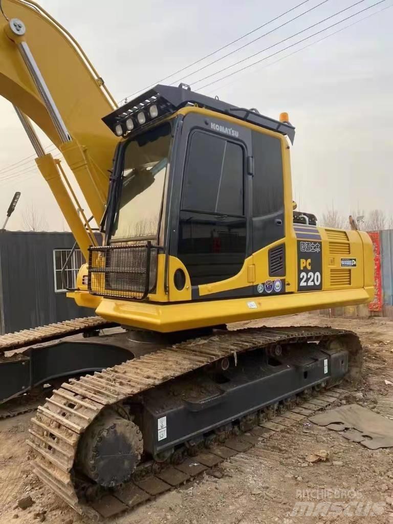 Komatsu PC220-8 Ekskavatori uz riteņiem