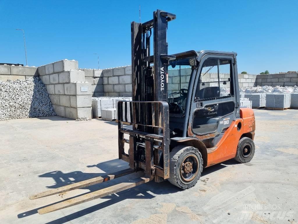 Toyota 02-8 FD F 30 Tehnika ar dīzeļa dzinēju