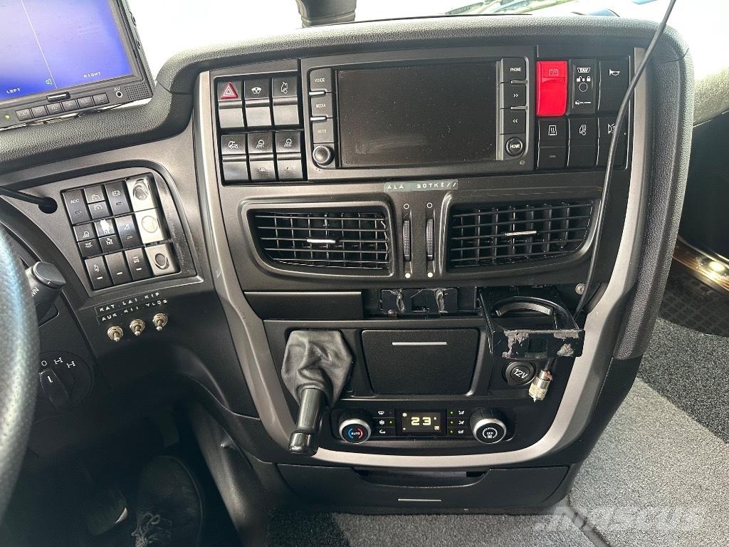 Iveco Stralis 8x4*4 Treileri ar āķi