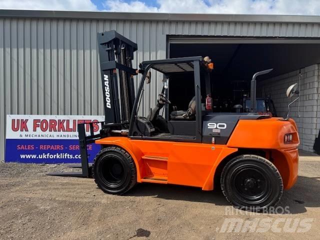 Doosan D 90 S-5 Tehnika ar dīzeļa dzinēju
