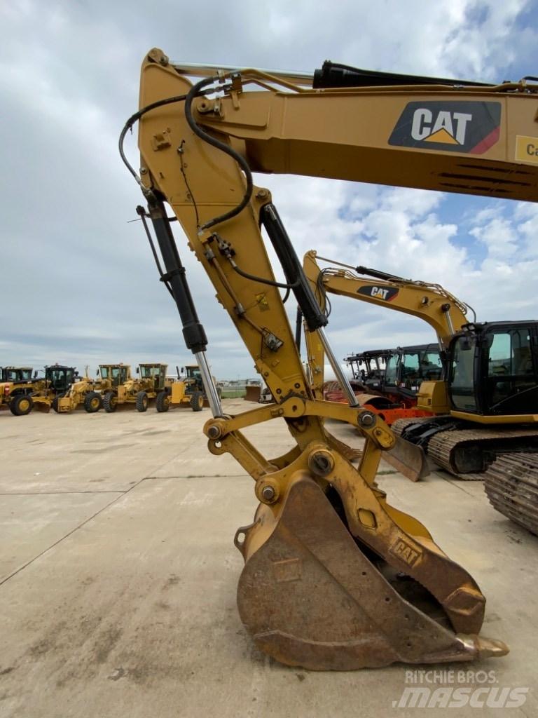 CAT 323 Kāpurķēžu ekskavatori