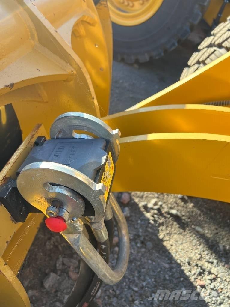 CAT 914 Iekrāvēji uz riteņiem