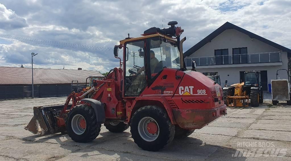 CAT 908 Iekrāvēji uz riteņiem