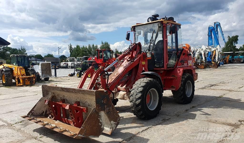CAT 908 Iekrāvēji uz riteņiem