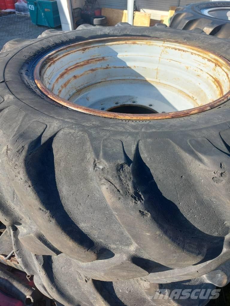 Komatsu 901 Riepas, riteņi un diski