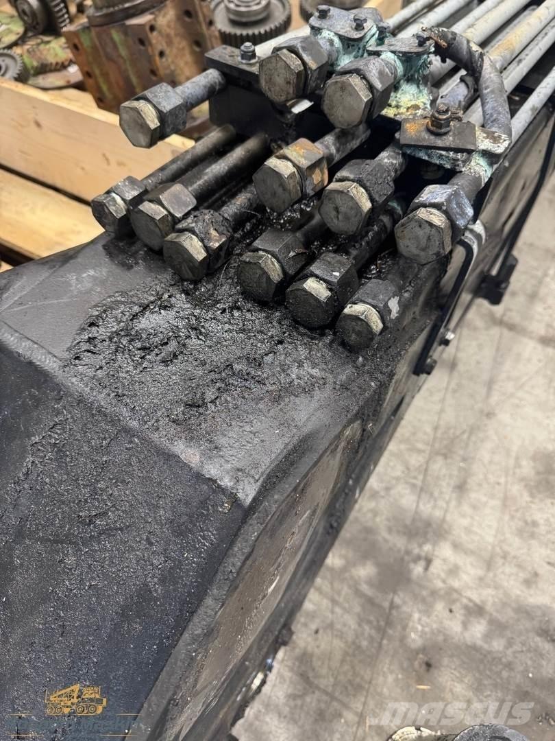 Komatsu 130F Krāni