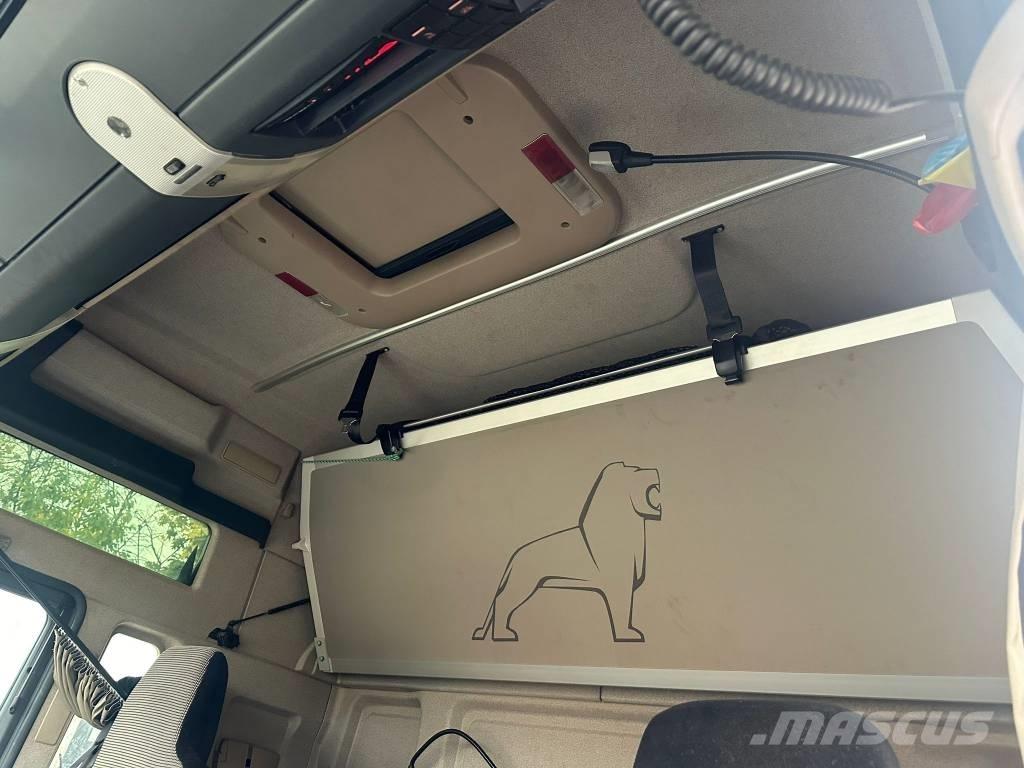 MAN TGX 33.500 Treileri meža tehnikas transportēšanai