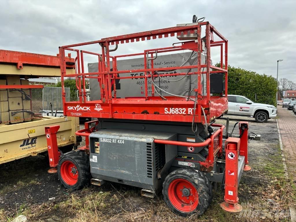 SkyJack SJ 6832 RT Šķerveida pacēlāji