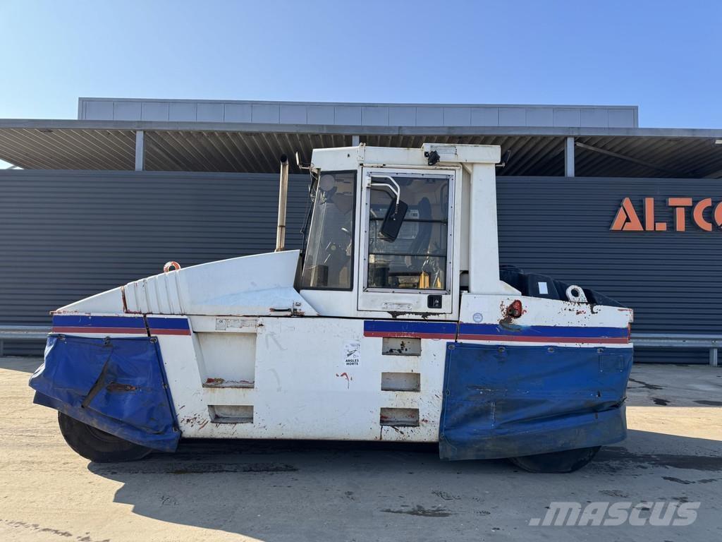 CAT PS-300B Pneimatiskie veltņi