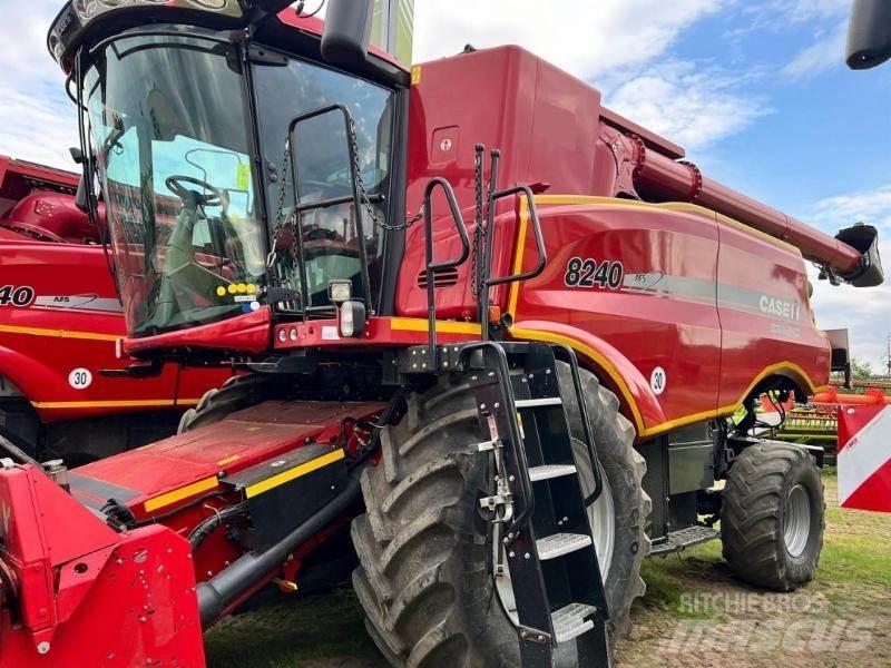 Case IH 8240 Ražas novākšanas kombaini